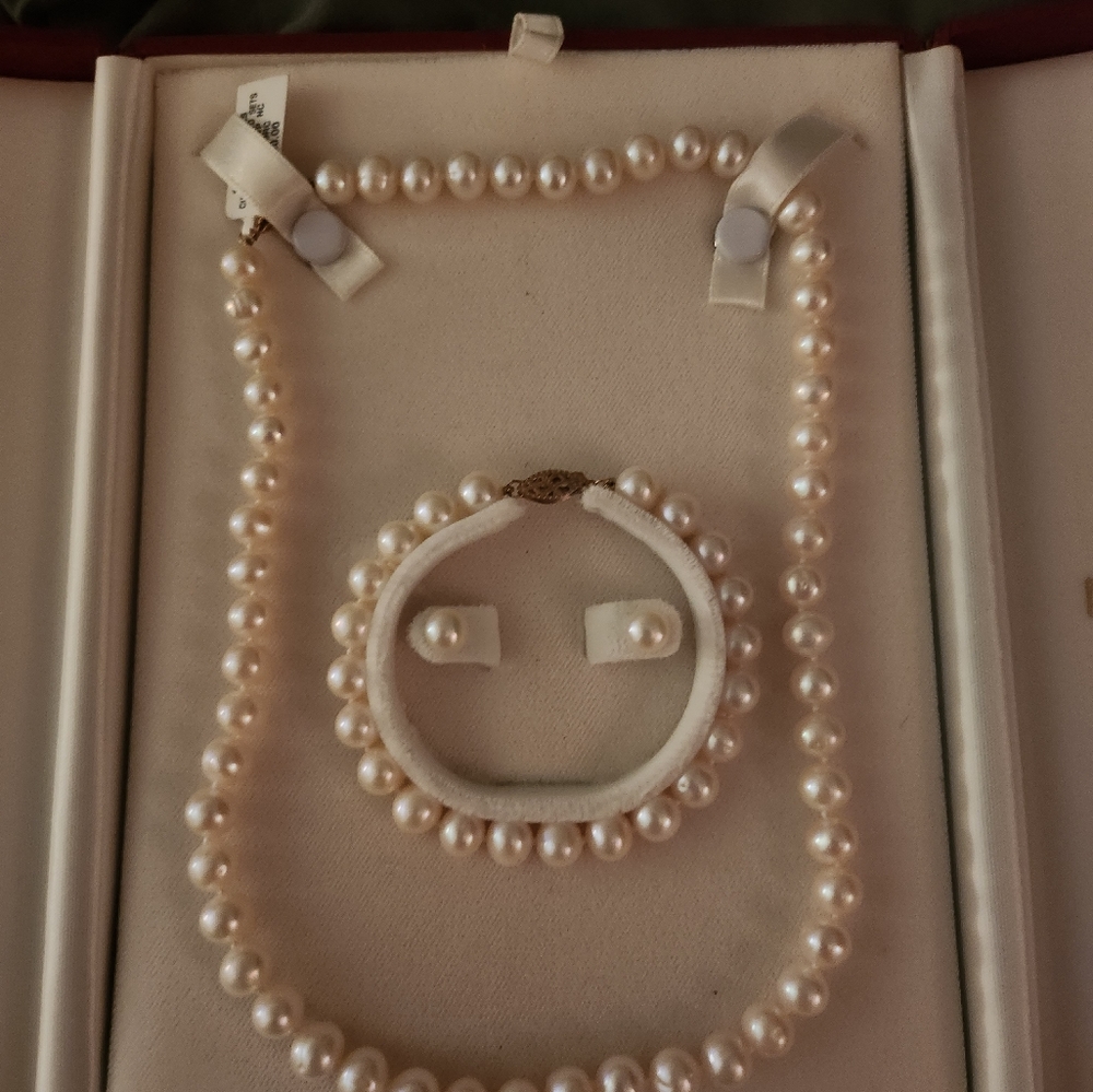 Cultured Pearl necklace set BNWT in box